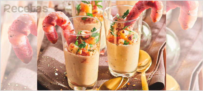 Vasitos de crema de patata y chirivía con avellanas y bastones de beicon